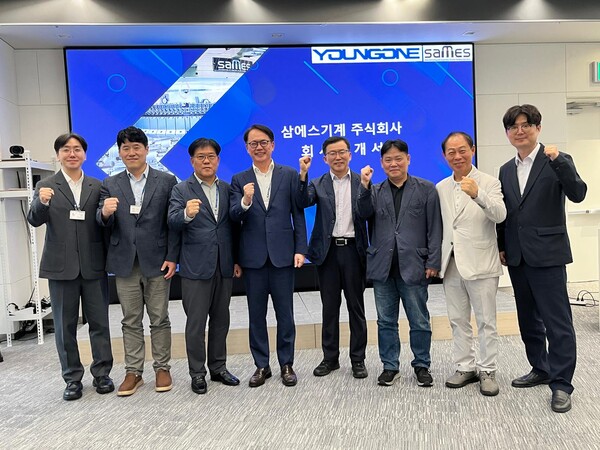 6일 영원무역 명동빌딩에서 영원무역과 삼에스기계 관계자들이 글로벌 생산기지 환편기 장비공급에 대한 업무협약을 맺었다.(사진_영원무역)