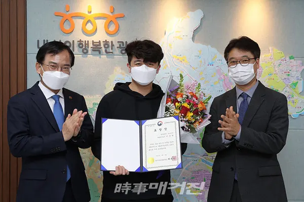 광주광역시 광산구는 “시각장애공무원의 청사 이동을 돕기 위해 전산프로그램 엑셀로 구청 안내도를 제작한 광주 광산구 사회복무요원 이준혁 씨가 4일 광주·전남지방병무청장으로부터 표창장을 받았다”고 밝혔다.(사진_광주광역시 광산구청)