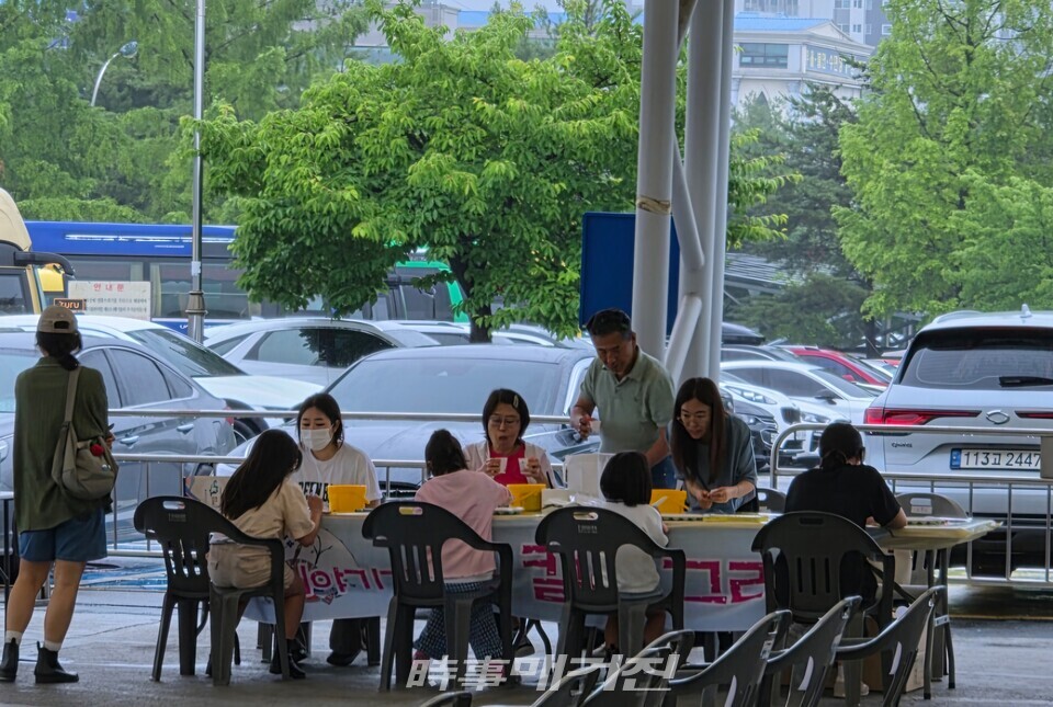 참가자들이 이야기가 있는 캘리그라피 체험을 하고있다