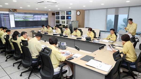 안성시 김보라시장은 재난종합상황실에서 대책회의를 개최하고 있다. (사진_안성시)