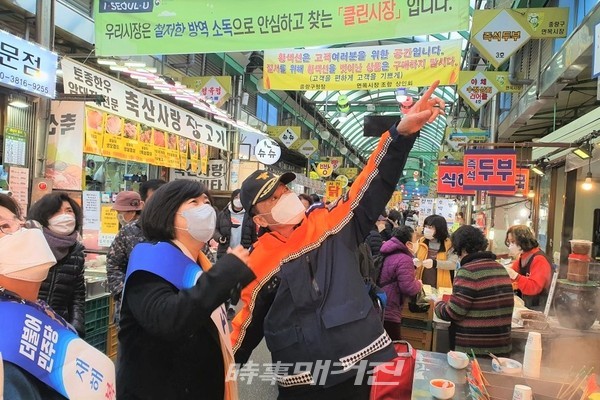 최성희 서장은 “안전이라는 것이 어느 특정 조직만 노력한다고 해결되거나 이루어지지 않는다. 재난 대응에는 너와 내가 따로 없고 국민 누구나 참여하는 국민 스스로 참여하는 재난 대응이 되어야 한다”고 강조했다. 사진은 전통시장 화재예방 컨설팅 현장
