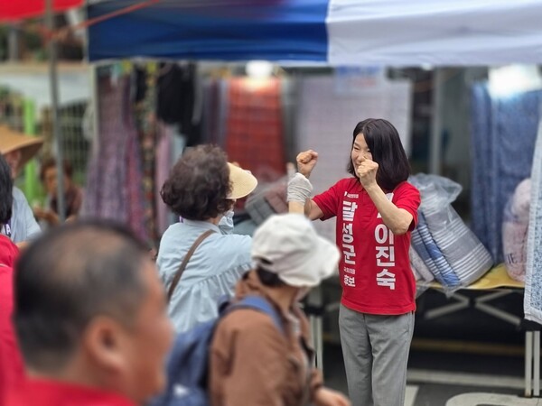 이진숙 국민의힘 달성군 국회의원 보궐선거 후보가 달성 전역을 누비며 바닥 민심 다지기에 속도를 높이고 있다.(사진_이진수 후보 캠프)
