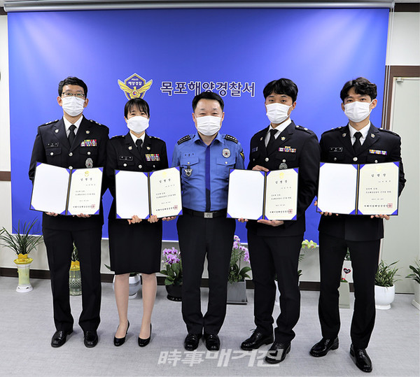 목포해양경찰서는 26일 오전 9시 20분 3층 집무실에서 경찰관 4명에 대한 승진 임용식을 갖고 계급장 부착 및 임명장 수여, 꽃다발 전달과 함께 국민으로부터 존경과 사랑을 받는 해양경찰로서 최선을 다해 줄것을 당부했다.(사진_목포해양경찰서)