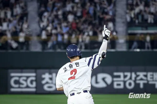 지난 21일 LG와의 사직 홈 경기에서 고승민이 동점 2점 홈런을 친 뒤 달려가고 있다.(사진_롯데 자이언츠)
