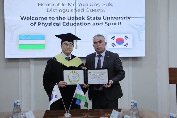 지난 4월 13일(월) 윤웅석 국기원장이 우즈베키스탄 국립체육대학교 명예박사 학위를 받았다(사진 국기원)