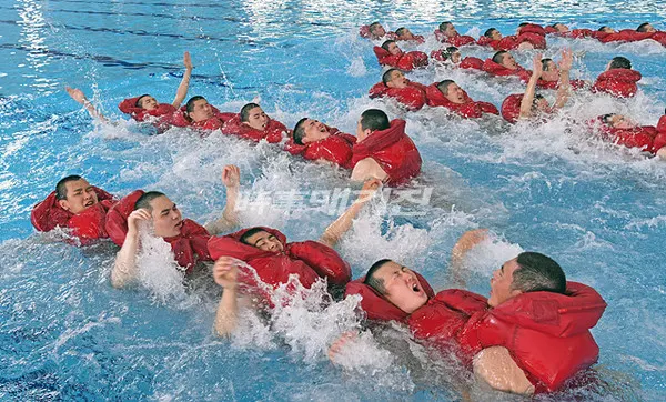 해군교육사령부는 5월 18일(월)부터 22일(금)까지 전투수영훈련장에서 ‘제666기 해군병 전투수영훈련’을 실시하며, 코로나19 상황에서도 교육훈련 임무를 빈틈없이 수행하고 있다고 밝혔다.사진은 22일(금), 해군교육사령부 전투수영훈련장에서 실시한 '제666기 해군병 전투수영훈련' 중 해군병 666기가 수상행군을 실시하고있다.(사진_해군교육사령부)