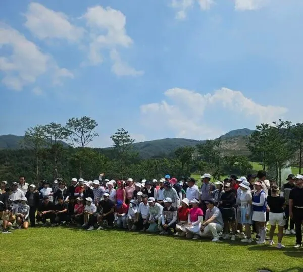 이번 대회에는 다양한 분야의 가수·스포츠 스타·배우들이 참여해 자리를 빛냈다. 무대에서 감동을 전해온 가수들도 필드 위에서는 자연스러운 미소를 나눴다.(사진_개그맨 나경훈)