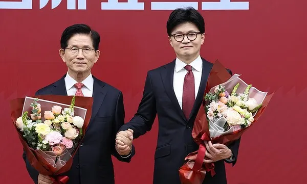국민의힘 대선 최종 경선에 진출한 김문수(왼쪽)·한동훈 후보가 29일 서울 여의도 당사에서 2차 경선 결과 발표 후 기념촬영 하고 있다.(사진_국민의힘)