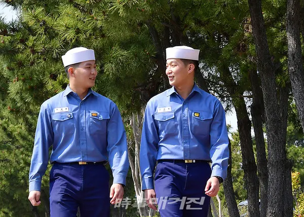 해군작전사령부에서 근무하고 있는 쌍둥이 형제 이태일, 이태현 상병(20세, 갑판병)이 두 차례나 같은 부대에 배치를 받아 복무하고 있어 주위에 화제가 되고 있다.(사진_해군작전사령부)
