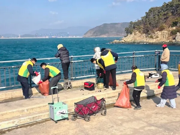신천지자원봉사단 부산경남서부지부 봉사자들이 천성항 방파제 일대에서 생활쓰레기와 폐어구, 각종 플라스틱을 수거하고 있다.(사진_신천지자원봉사단 부산서부지부)