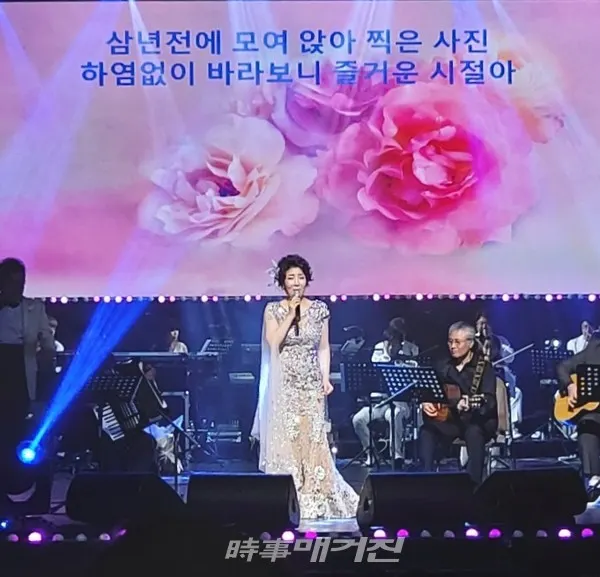 가수 강민주가 관객들 앞에서 열창중이다.