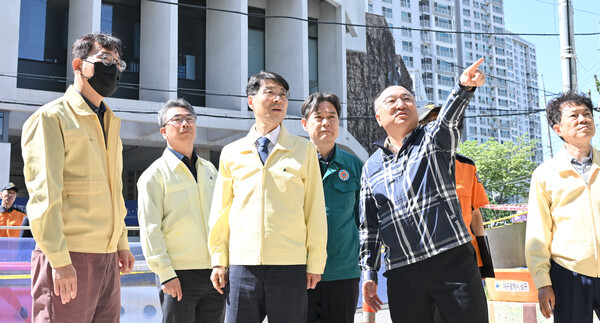 김정기 권한대행이 지난 8일 '용두낙조 낙석사고' 현장을 방문해 긴급 안전점검 체계 구축에 나섰다.(사진_대구시)