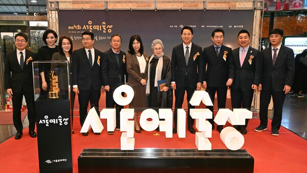 5일 오세훈 서울시장이 '제4회 서울예술상'에서 참석자들과 기념 촬영하고 있다.(사진_서울시)