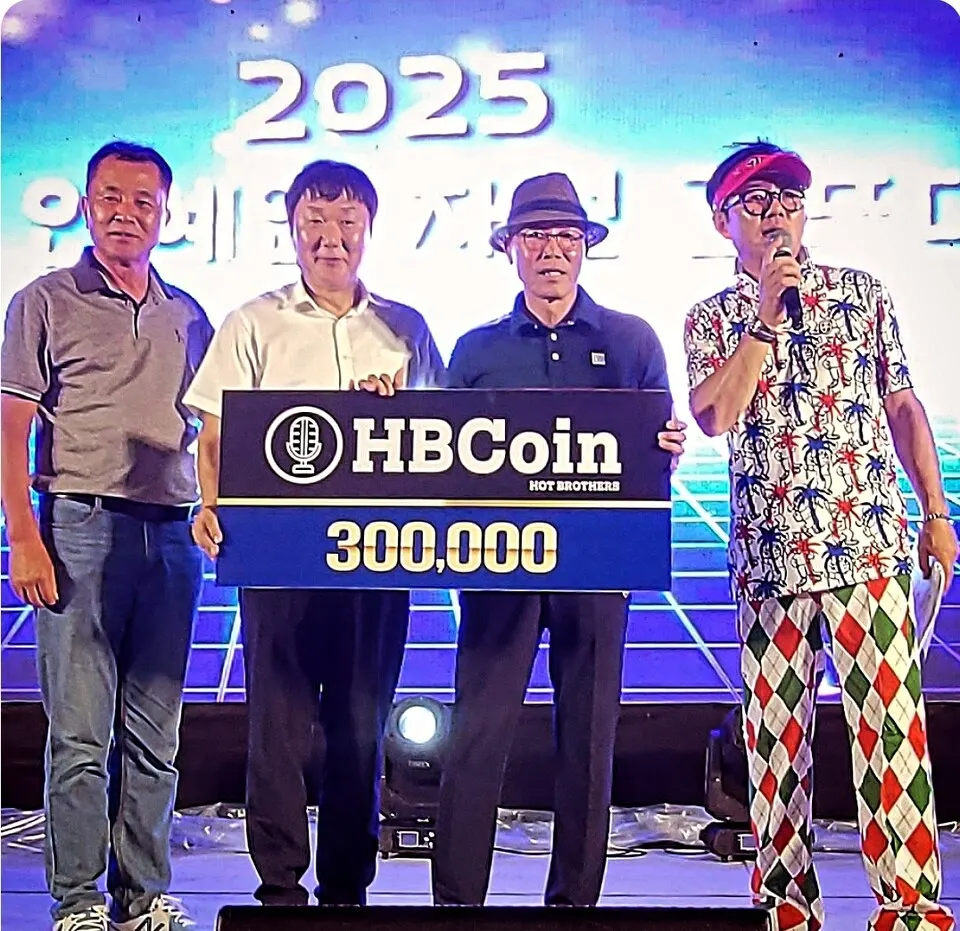 2025 제8회 연예인 자선골프대회에서 개그맨 나경훈 대회장이 직접 사회를 보고있다