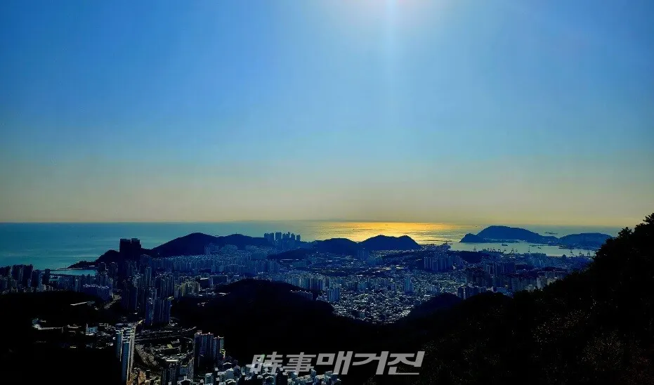 황령산 전망대에 오르면 부산이 한 눈에 들어온다(사진_조용우)