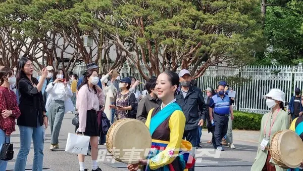 박준선 무용수가 반고를 치면서 이동하고 있다.