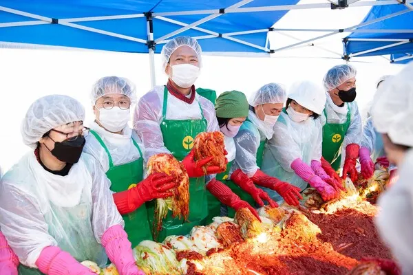 구미시, 새마을가족과 함께 '사랑의 김장나누기'로 온기 전해.(사진_구미시)