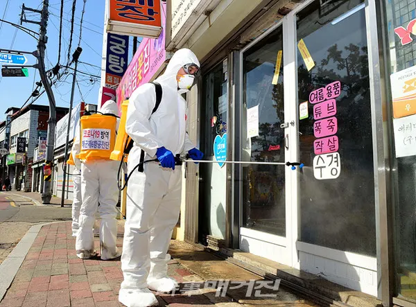 해군 6항공전단 장병들이 12일(목)부터 13일(금)까지 포항시 남구 동해면과 청림동 일원에서 코로나19 차단을 위한 방역작업을 진행 했다. (사진_해군 6항공전단)