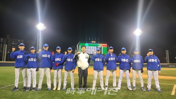 이만수 헐크파운데이션 이사장이 HBC 선수들과 기념사진을 촬영하고 있다.(사진_헐크파운데이션)