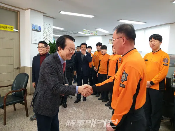 목포소방서 남정열 서장은 “지난 24일 지도5일시장을 방문해 화재안전관리에 나섰다”고 밝혔다.(사진_목포소방서)