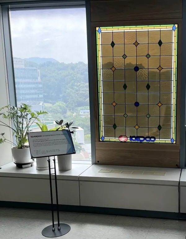 서울 한전 아트센터에 설치한 100W 급 유리창호형 페로브스카이트, 투과성을 높여 밖의 전경이 보인다.(사진_한전)