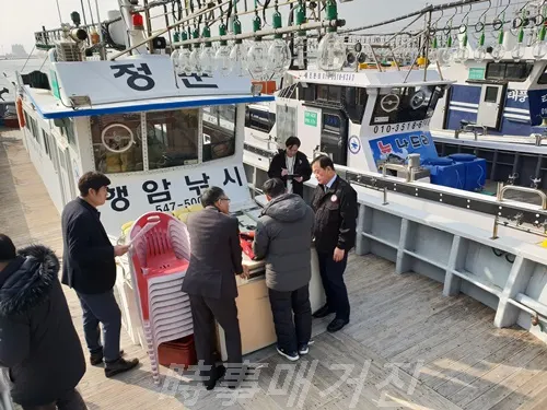 최인주 해양수산국장이 낚시어선을 점검하고 있다. (사진:창원시청)