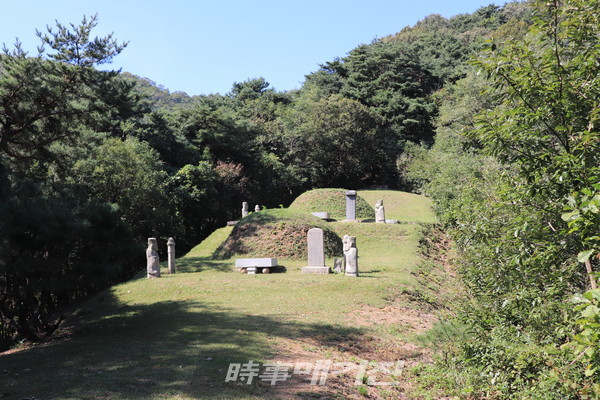 송강 정철은 아래쪽으로 아들의 묘와 함께 하고 있다. 현재의 진천군 문백면 봉죽리 어은골(환희산, 고기가 숨어 있는 지형과 흡사하다 하여 송시열이 붙인 지명)로 이장한 후 사당을 지어 그의 업적과 기계, 예술혼을 기리게 된다.(사진_이관우 기자)