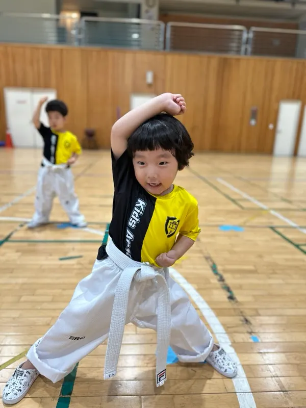 [시사매거진] 아이러브스포츠놀이학교에서 태권도 '얼굴막기' 동작을 하고 있는 신지오 군. 어린이들이 우리나라 국기인 태권도를 잘 배우고 익혀 국위선양을 하는 날이 오기를 기대해 본다.