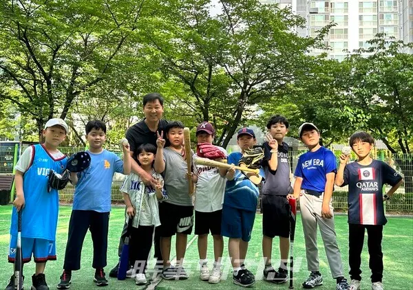 아이들과 기념사진을 촬영하고 있는 이만수 헐크파운데이션 이사장(사진_헐크파운데이션)