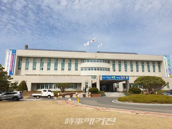 광양시가 광양읍 주민자치센터 건립 특혜 의혹이 사실과 다르다며 법적책임까지 거론하며 반박에 나섰다.
