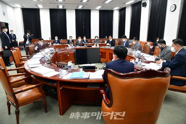 24일 오후 국회에서 정보위원회 전체회의가 국민의힘 의원들이 불참한 가운데 열리고 있다. 이날 정보위 전체회의에 앞서 열린 법안소위에서 '국가정보원법 개정안'과 관련 국민의힘 의원들이 대공수사권 이관에 반대하며 자리를 떠나 전체회의 개의시간에 참석하지 않았다.(사진_공동취재단)