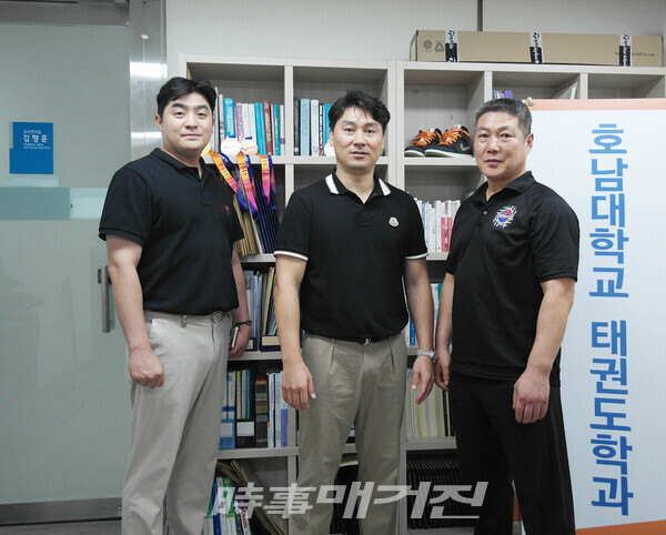 2026호남대학교 전국 위력격파대회 겸 제 9회 무천지심위력격파 명인전 대회 개최에 대한 회의를 마치고 왼쪽부터 호남대학교 이승준 교수, 김형훈 학과장, 박경환 무천지심 회장(사진 정연수 기자)