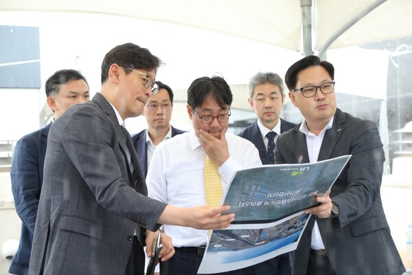 9일 이성훈 한국토지주택공사(LH) 사장(가운데)이 용인 반도체 국가산단 사업현장을 찾아 현장을 점검하고 있다.(사진_LH)