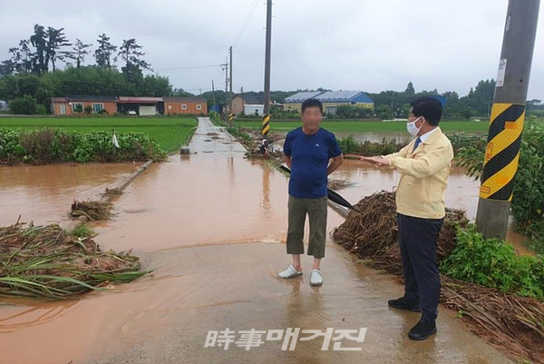 나주시는 15일 본격적인 장마철에 접어든 가운데 침수, 산사태, 하천 범람, 시설물 파손 등에 따른 각종 재난·안전사고 피해 예방을 위한 각별한 주의를 당부했다. 사진은 강인규 나주시장이 14일 동강면 농경지 침수피해, 도로변 사면 붕괴 현장을 방문해 피해 현황을 점검하고 있는 모습이다.(사진_나주시청)