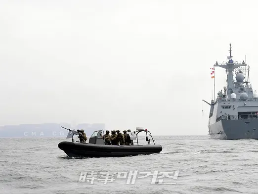 26일(금) 경남 거제도 인근 해상에서 파병 출항을 앞둔 청해부대 30진이 '해적대응 민관군 합동훈련'을 실시했다. 해군 특수전 대원(UDT/SEAL)으로 구성된 검문검색대 공격팀이 고속단정(RIB)에 탑승하여 피랍 상선을 모사한 함정으로 접근하고 있다.(사진_대한민국해군)