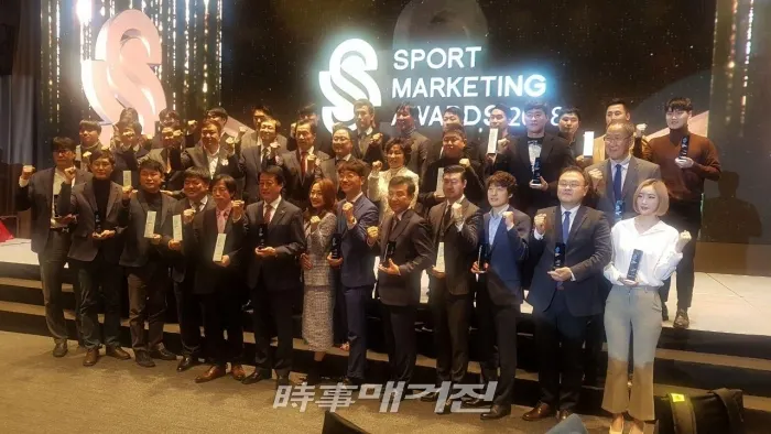스포츠마케팅어워드 2018 행사 후 수상자들이 기념촬영을 하고 있다.