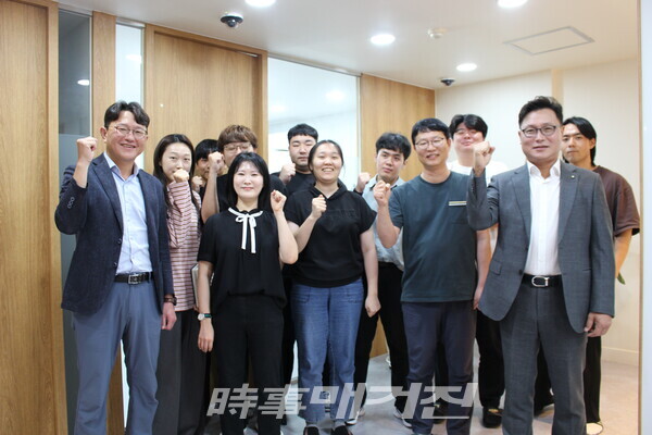 고객이 지속적으로 성과를 내고 미래 경쟁력을 확보할 수 있도록 지원하는 제조 혁신 파트너로 자리매김하겠다는 목표를 향해 나아가고 있는 ㈜리스너 임직원들.