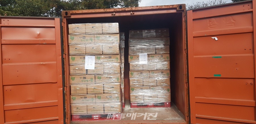세척된 무우가 포장되어 컨테이너 속으로 들어가서 소비자의 손으로 가기 직전 모습(사진_고기봉 기자)