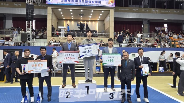 단체 종합시상을 하고 기념촬영을 하고 있다. (사진_이성만 기자)