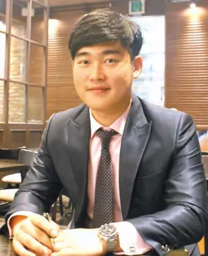 ▲ 고객에게 늘 감사하다는 김동훈 FC는 “아직은 미약한 시작에 불과하지만 더 노력해 보다 발전하는 모습으로 고객과 함께 성장하고, 함께 노후를 즐길 수 있는 인생의 동반자가 되겠다”고 굳게 약속한다.