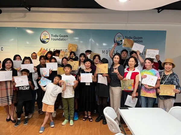 Todu Guam Foundation에서 미술치료 세션을 진행하고 기념촬영을 하고 있다. (사진_유나이티드 어소시에이츠)