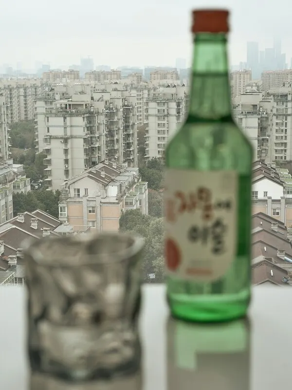 저도수 소주, 향이 들어간 소주가 젊은 층에서는 사랑받는다.  (사진_Unplashed)