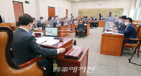 도종환 위원장이 24일 오전 국회에서 열린 문화체육관광위원회 전체회의에서 의사봉을 두드리고 있다.(사진_국회)