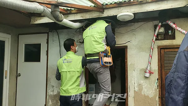 광주광역시 광산구청은 “주택관리공단 광주전남지사가 17일 사회공헌 활동의 하나로 광산구 송정1동 홀몸 어르신 집을 찾아 봉급 끝전 모으기로 마련한 재료로 지붕·사워실 보강, 낡은 문 수리, 전기 안전점검 등을 실시했다”고 밝혔다.(사진_광주광역시 광산구청_