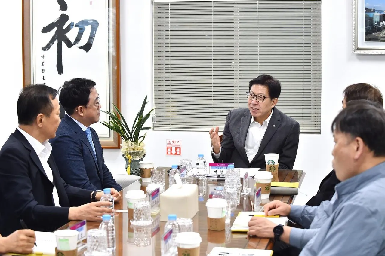 26일 오전 10시 박형준 부산시장이 ㈜대도하이젠을 방문해 지역 수소선도기업 대표들과 친환경 수소차 보급 활성화를 위한 간담회를 가졌다. (사진_부산시)