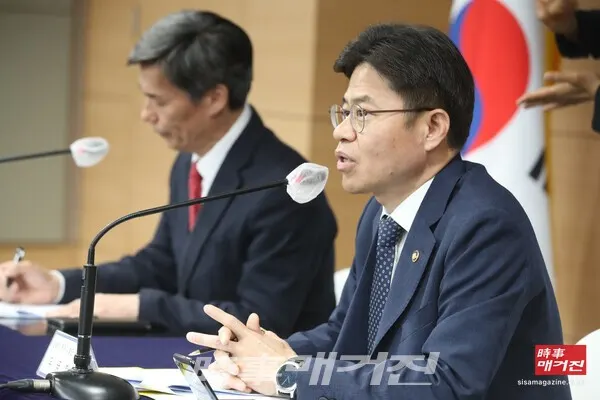 유국희 후쿠시마 원전 오염수 '전문가 시찰단' 단장이 19일 오전 서울 종로구 정부서울청사에서 후쿠시마 원전 오염수 '전문가 시찰단' 파견 브리핑을 하고 있다. (사진_뉴시스)