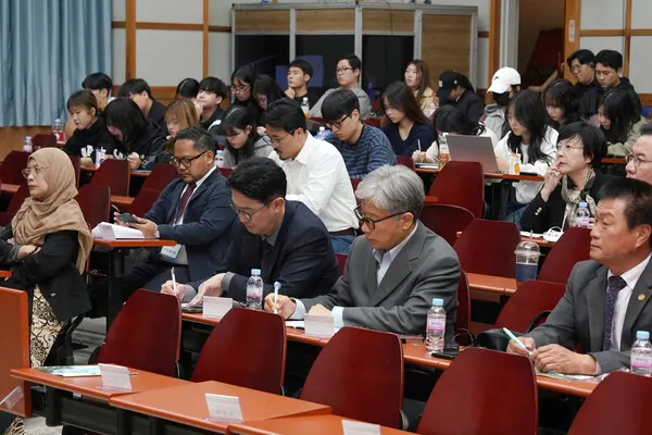포럼을 경청 중인 참석자들 (사진_조선대)
