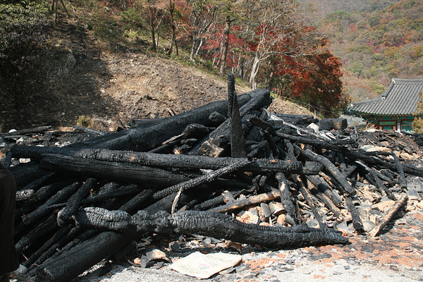 이 사진은 6.25 전란 중 소실된 내장사 대웅전으로 대체 되었던 보천교 보화문 대웅전이 소실되었던 2012년 폐허의 모습이다.