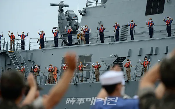 대한민국 해군 환태평양훈련(RIMPAC) 전대는 ‘2020 환태평양훈련’ 참가를 위해 7월 18일 오전 제주민군복합항에서 출항했다.사진은 해군 환태평양훈련(RIMPAC) 전대가 2020 환태평양훈련 참가를 위해 7월 18일 오전 제주민군복합항에서 출항했다. 2020 환태평양훈련에 참가하는 충무공이순신함이 장병들의 환송을 받으며 제주민군복합항에서 출항하고 있다.(사진_해군)