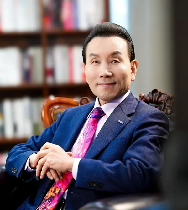 최호현 원장 | ​​​​​​​(현)서울문화예술원 원장 (현)SOS기금회 상임고문 (현)세계대한프로태권도연맹 고문 (현)세계경찰태권도연맹 고문 (현)세계평화위원회 위원장 (전)서울과학종합대학원 특임교수 (전)안익태기념재단 이사 (전)연세대학교 문화예술 주임교수 (전)한국예술대학 공연예술 학부장 (전)제3야전사령부 문화예술 자문위원 (재)한중장학재단 자문위원 ​​​​​​​(전)문화예술협의회 이사장